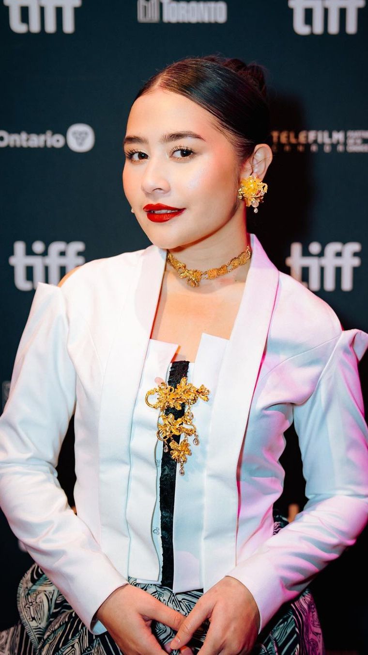 Grande! Busana Modern Ethnic Prilly Latuconsina di Red Carpet Toronto