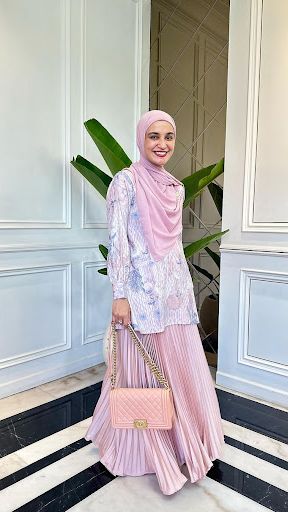 Atasan Batik Modern Berwarna Cerah dan Rok Plisket Silk