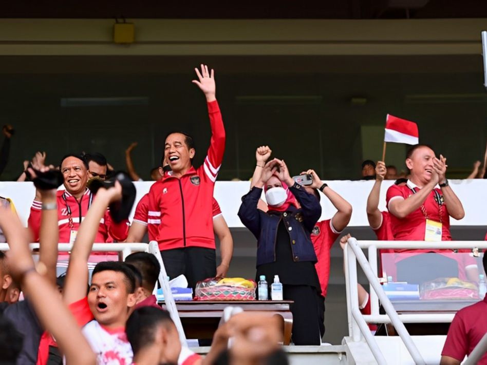 Jokowi Kepergok Nobar Timnas Indonesia di Pos Polisi, Netizen Salfok ke Polisi di Belakang: Pada Enggak Berani Duduk