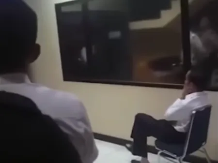 Jokowi Kepergok Nobar Timnas Indonesia di Pos Polisi, Netizen Salfok ke Polisi di Belakang: Pada Enggak Berani Duduk
