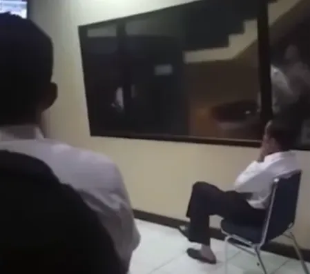 Jokowi Kepergok Nobar Timnas Indonesia di Pos Polisi, Netizen Salfok ke Polisi di Belakang: Pada Enggak Berani Duduk
