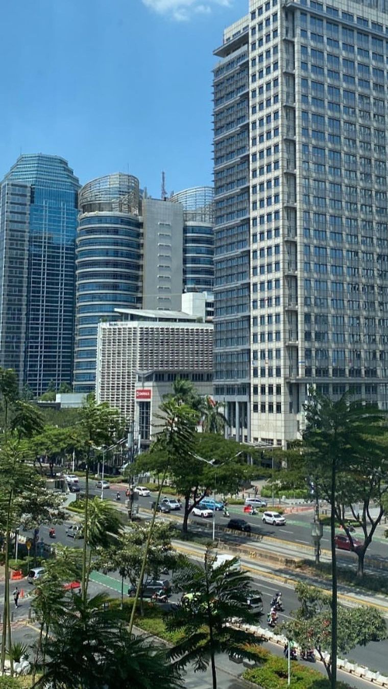 Momen langit biru ini dibagikan akun @jktinfo pada Selasa (12/9) siang tadi.