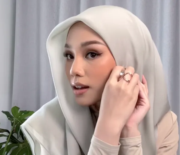 Style 'Sat Set' Hijab Square dengan Ring