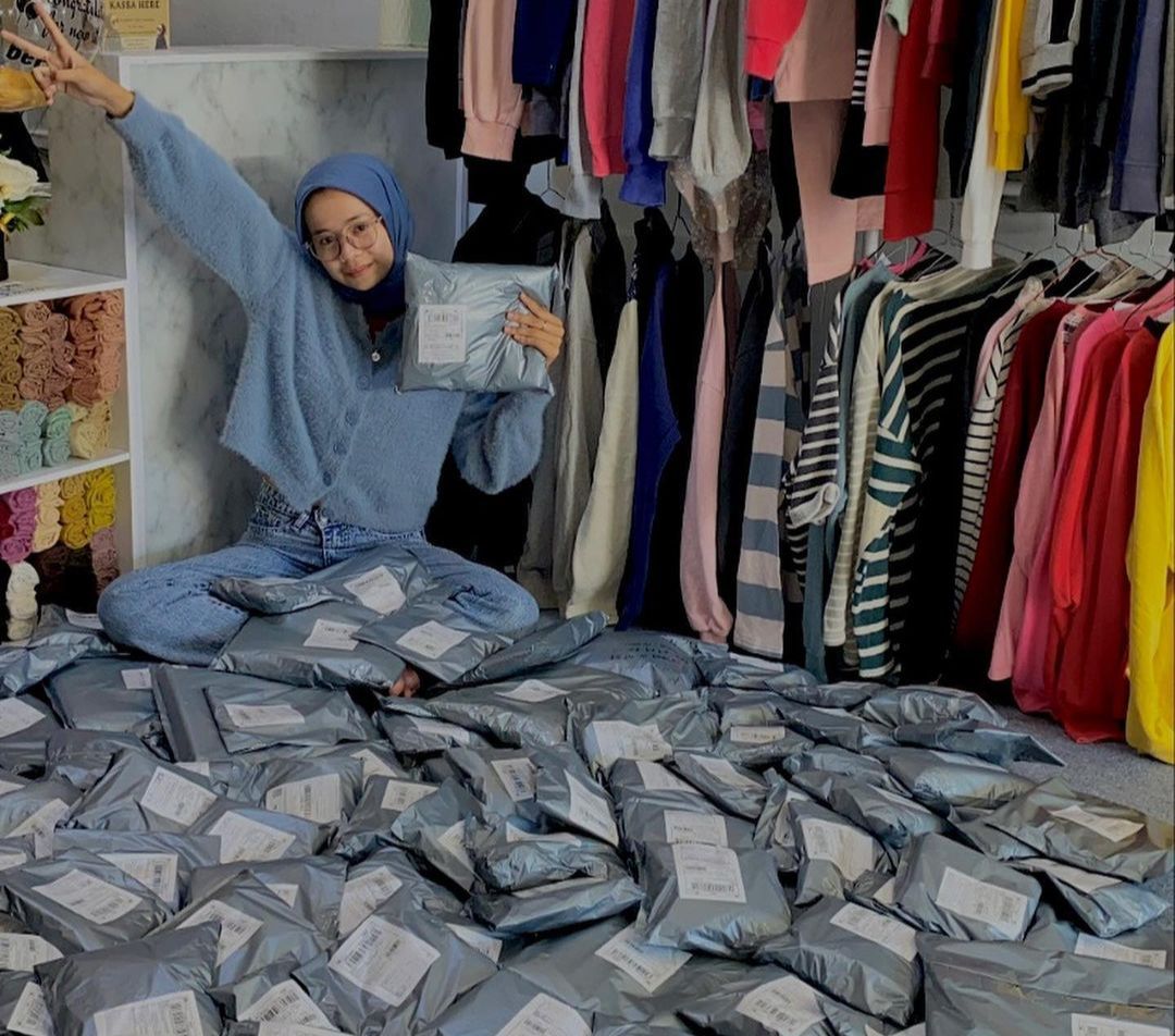 Dapat Rp100 Juta Pertama di Usia 21 Tahun, Begini Kisah Via Mulai Bisnis Jilbab