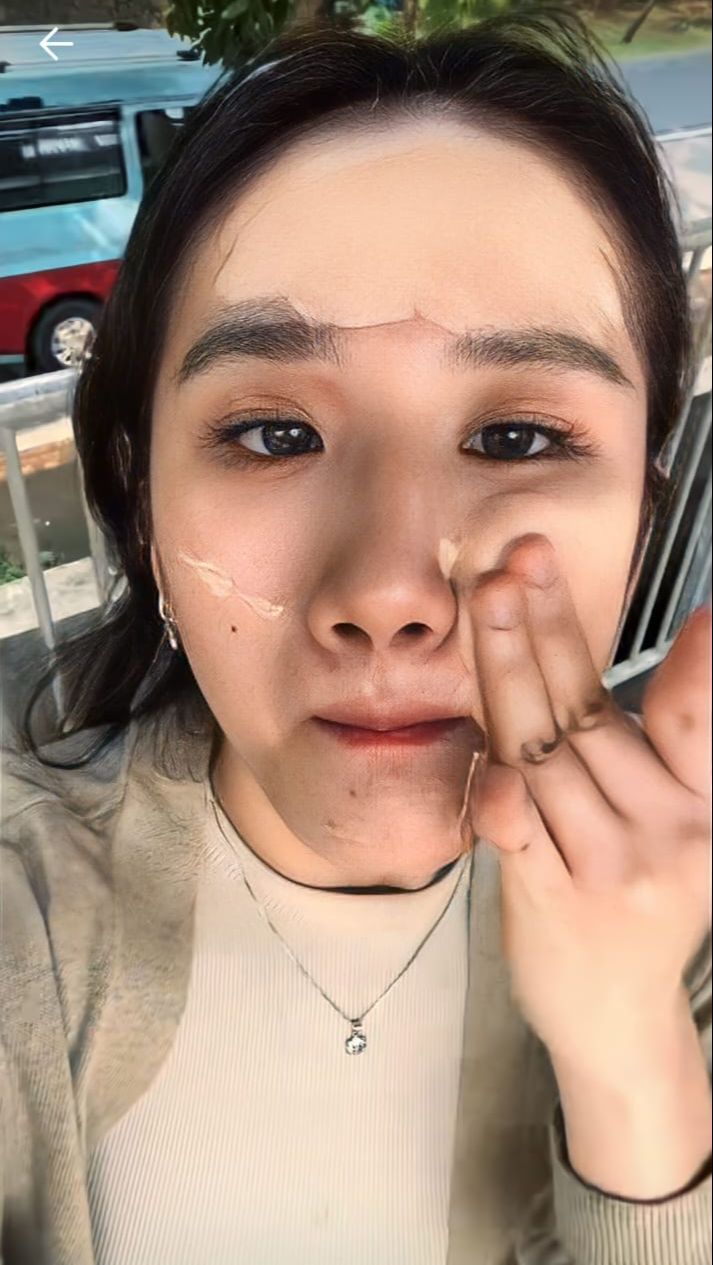 10 Potret Perempuan Ikut Challenge 'Walking Makeup', Riweh Banget tapi Hasilnya di Luar Dugaan