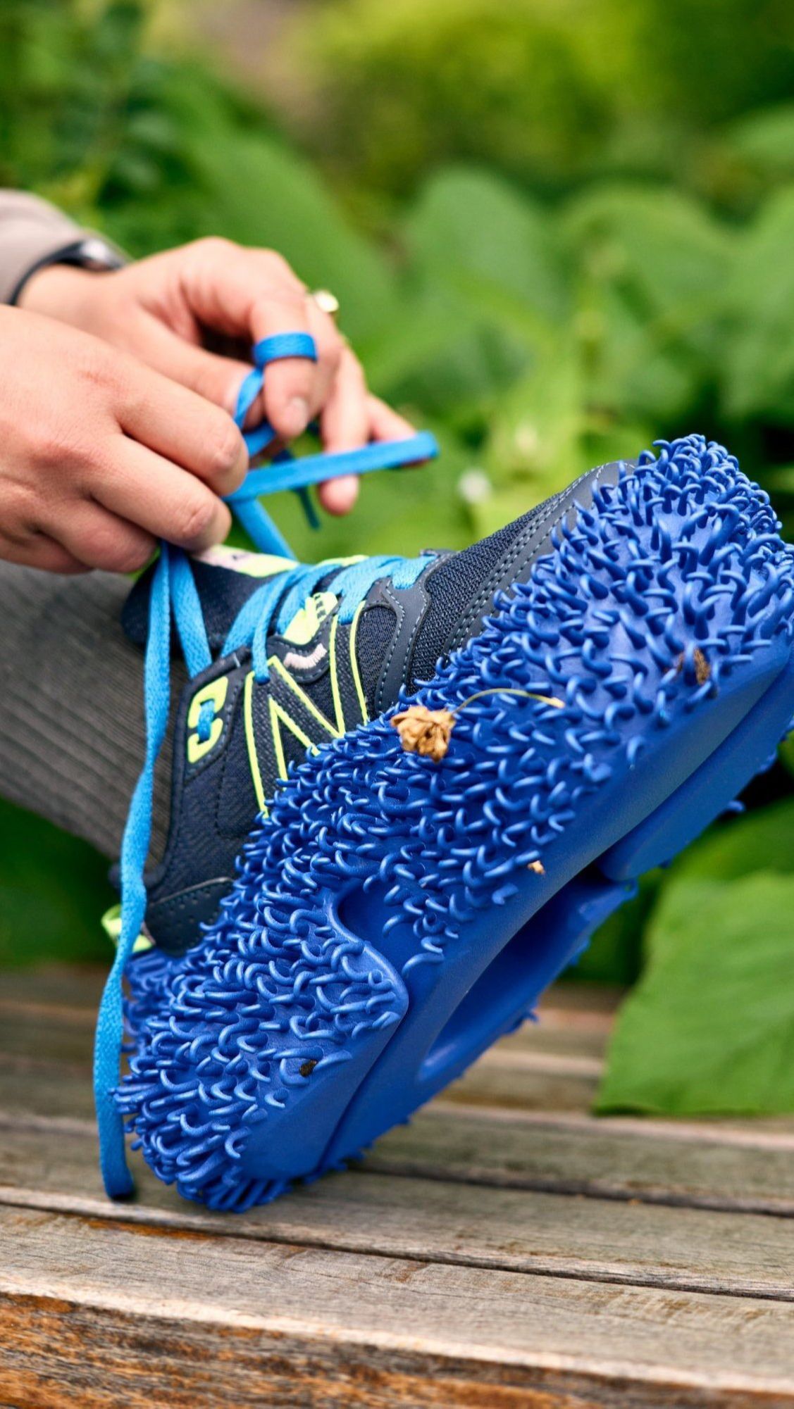 Desain Sepatu Unik, Bisa Jalan-jalan Sambil Tebar Benih Tanaman