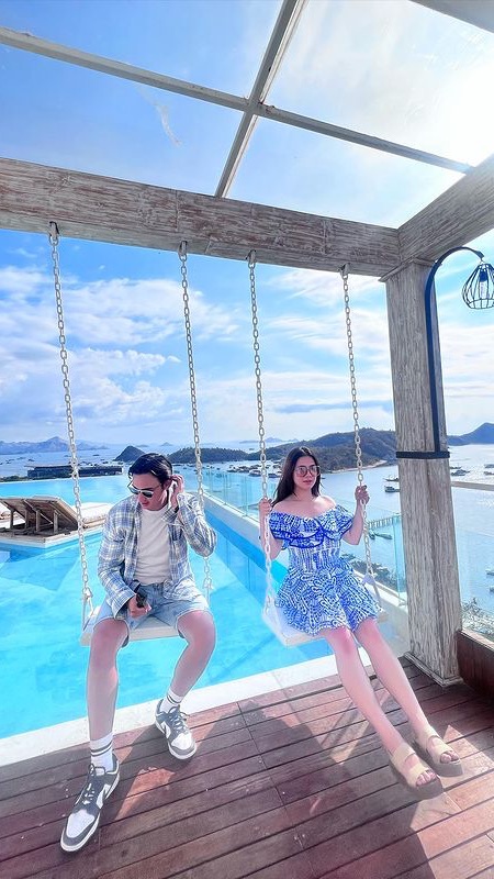 Ketika berada di resort, Feli dan Hito menjajal ayunan yang disediakan. Permainan sederhana ini berada di bibir sebuah kolam renang dengan air yang biru.