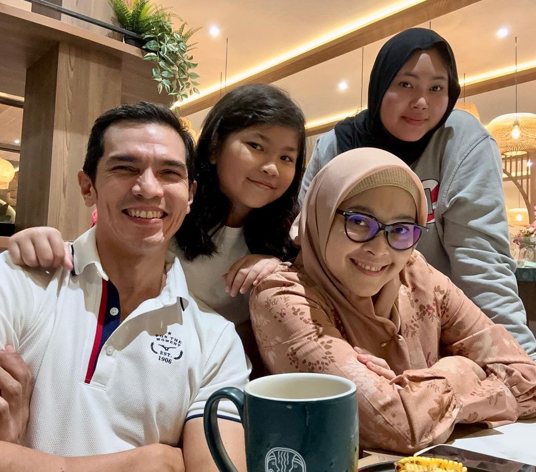 Bersahaja Bikin Adem, Tengok  Kebersamaan Keluarga Adrian Maulana