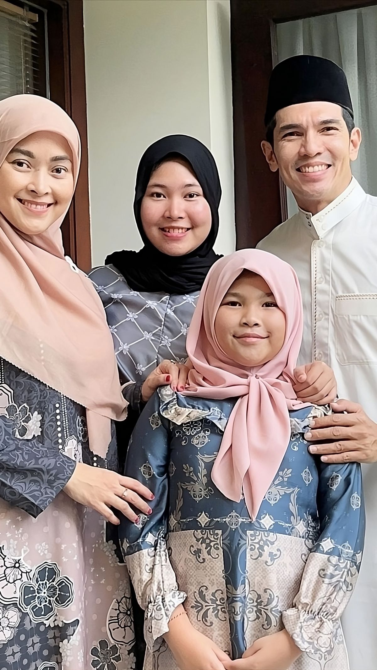 Bersahaja Bikin Adem, Tengok  Kebersamaan Keluarga Adrian Maulana