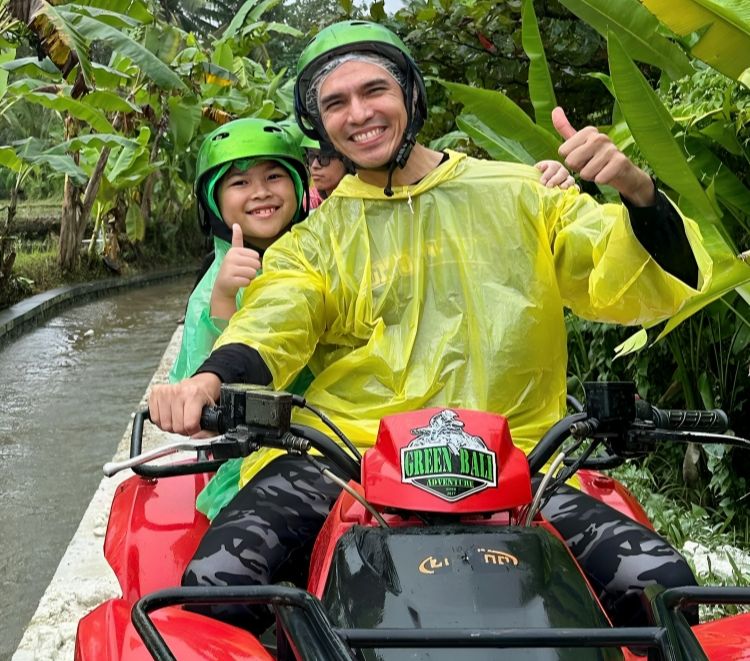 Bersahaja Bikin Adem, Tengok  Kebersamaan Keluarga Adrian Maulana