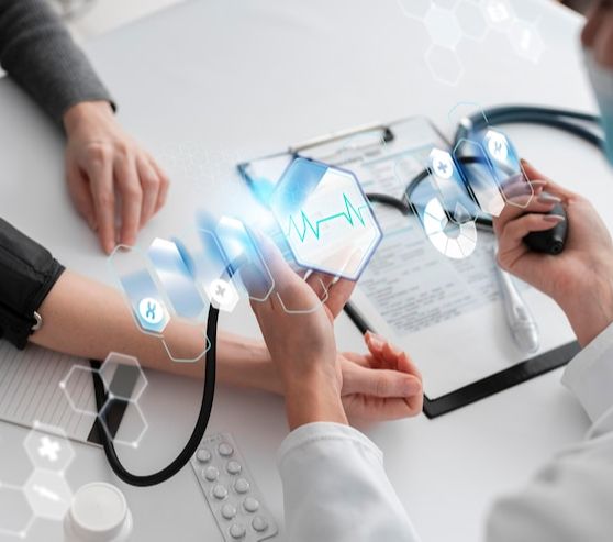 Aksi Susanto, pria lulusan SMA yang mengaku sebagai dokter dan dipekerjakan sebagai nakes profesional di RS PHC Surabaya ini bikin ramai jagat maya.