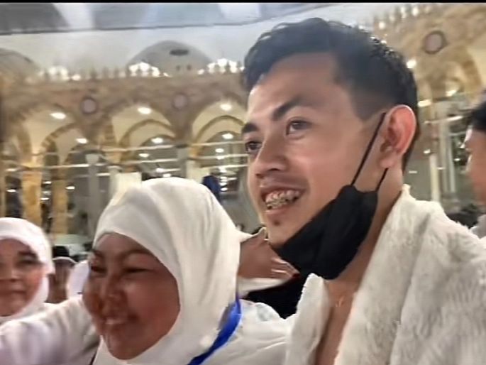 Tangis Ibu Pecah! 5 Tahun Tak Bertemu Akhirnya Bisa Peluk Anak di Depan Kabah