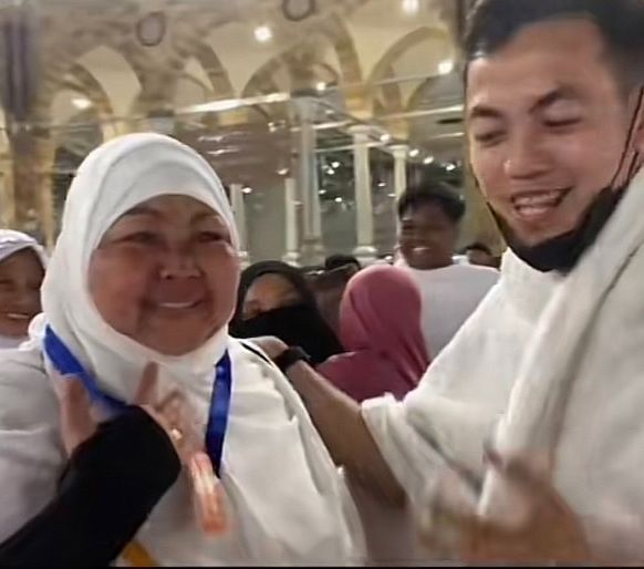 Tangis Ibu Pecah! 5 Tahun Tak Bertemu Akhirnya Bisa Peluk Anak di Depan Kabah
