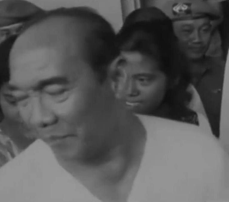 Video Detik-Detik Soekarno Tinggalkan Istana Tahun 1967, hanya Pakai Kaus Oblong Putih, Bagi-Bagi Dasi ke Wartawan
