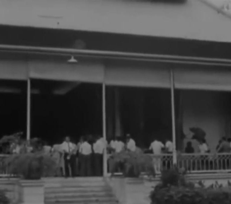 Video Detik-Detik Soekarno Tinggalkan Istana Tahun 1967, hanya Pakai Kaus Oblong Putih, Bagi-Bagi Dasi ke Wartawan
