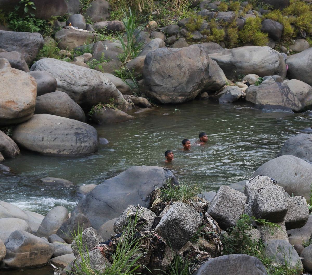 Selain itu, penyusutan debit air di Bendungan Katulampa ini juga dimanfaatkan oleh anak-anak sekitar untuk berenang dan bermain air karena permukaannya yang dangkal.