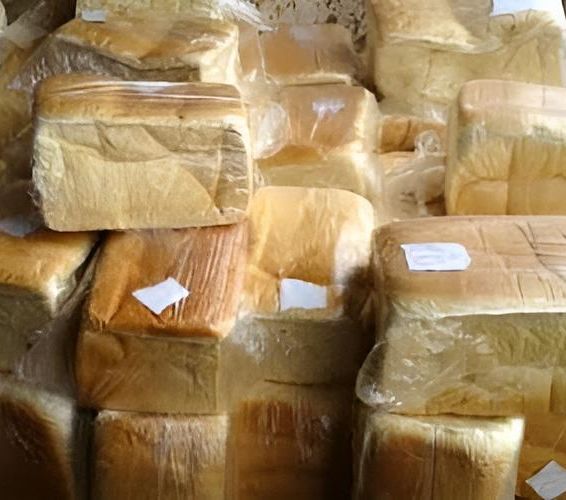 Terlalu Pede Lewat Gang Sempit, Motor Penjual Roti Keliling Ini Tersangkut Sekalian dengan Gerobaknya