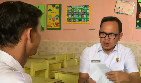 “Mengambil tanpa hak data pribadi Whatsapp Kepala Sekolah sehingga menimbulkan konflik internal antara kepala sekolah dengan guru-guru,”