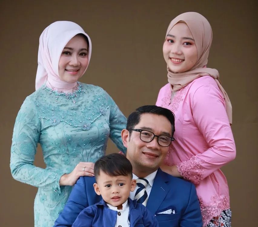 Penuh Tangis, Keluarga Ridwan Kamil Lepas Putri Semata Wayang Kuliah di UK