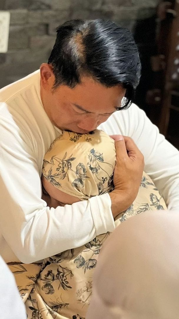 Penuh Tangis, Keluarga Ridwan Kamil Lepas Putri Semata Wayang Kuliah di UK