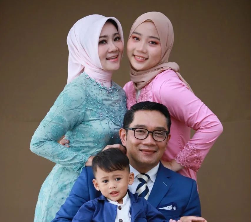 Penuh Tangis, Keluarga Ridwan Kamil Lepas Putri Semata Wayang Kuliah di UK