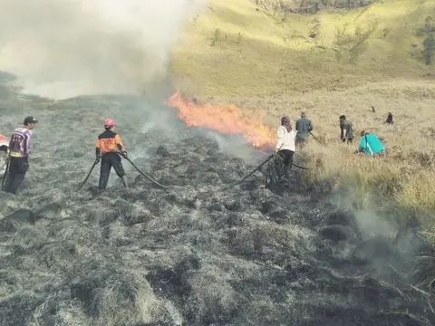Rugikan Negara Miliaran, Calon Pengantin Kebakaran Bromo Tetap Santai Jalani Pemeriksaan, Sibuk Main Hp