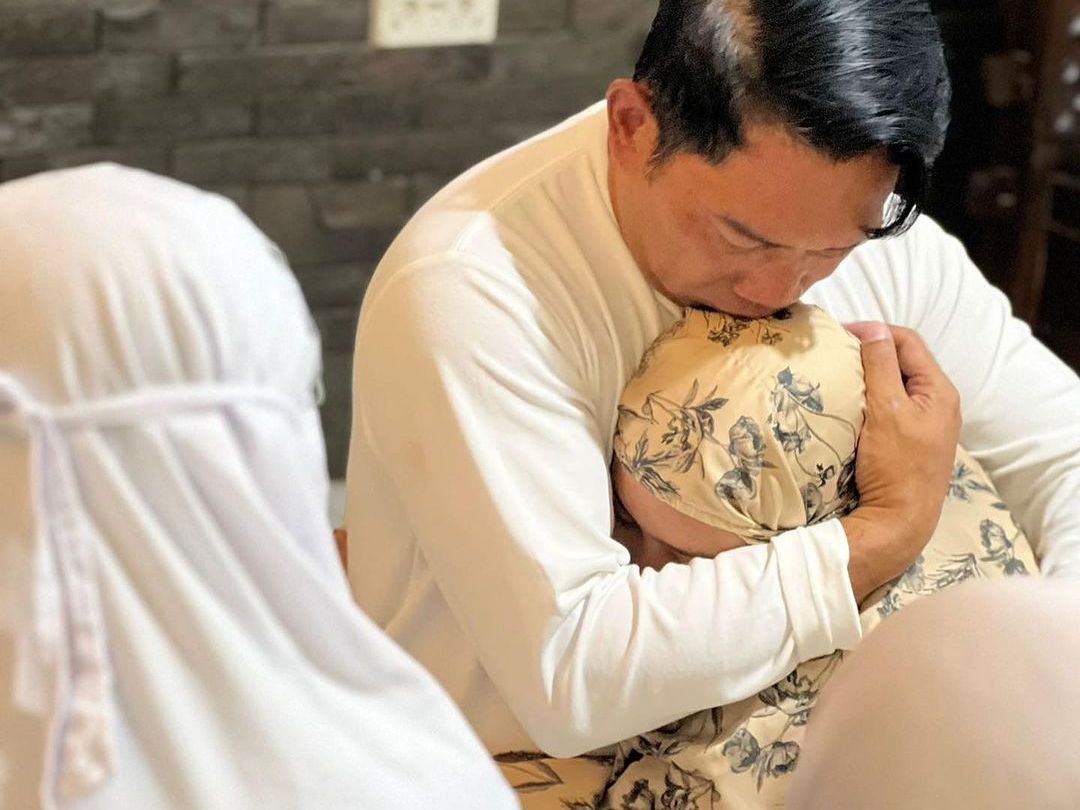 Penuh Tangis, Keluarga Ridwan Kamil Lepas Putri Semata Wayang Kuliah di UK