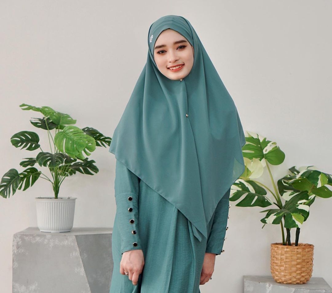Potret Gaya Hijab Syar'i ala Inara Rusli yang Lagi Tren di Kalangan Hijabers