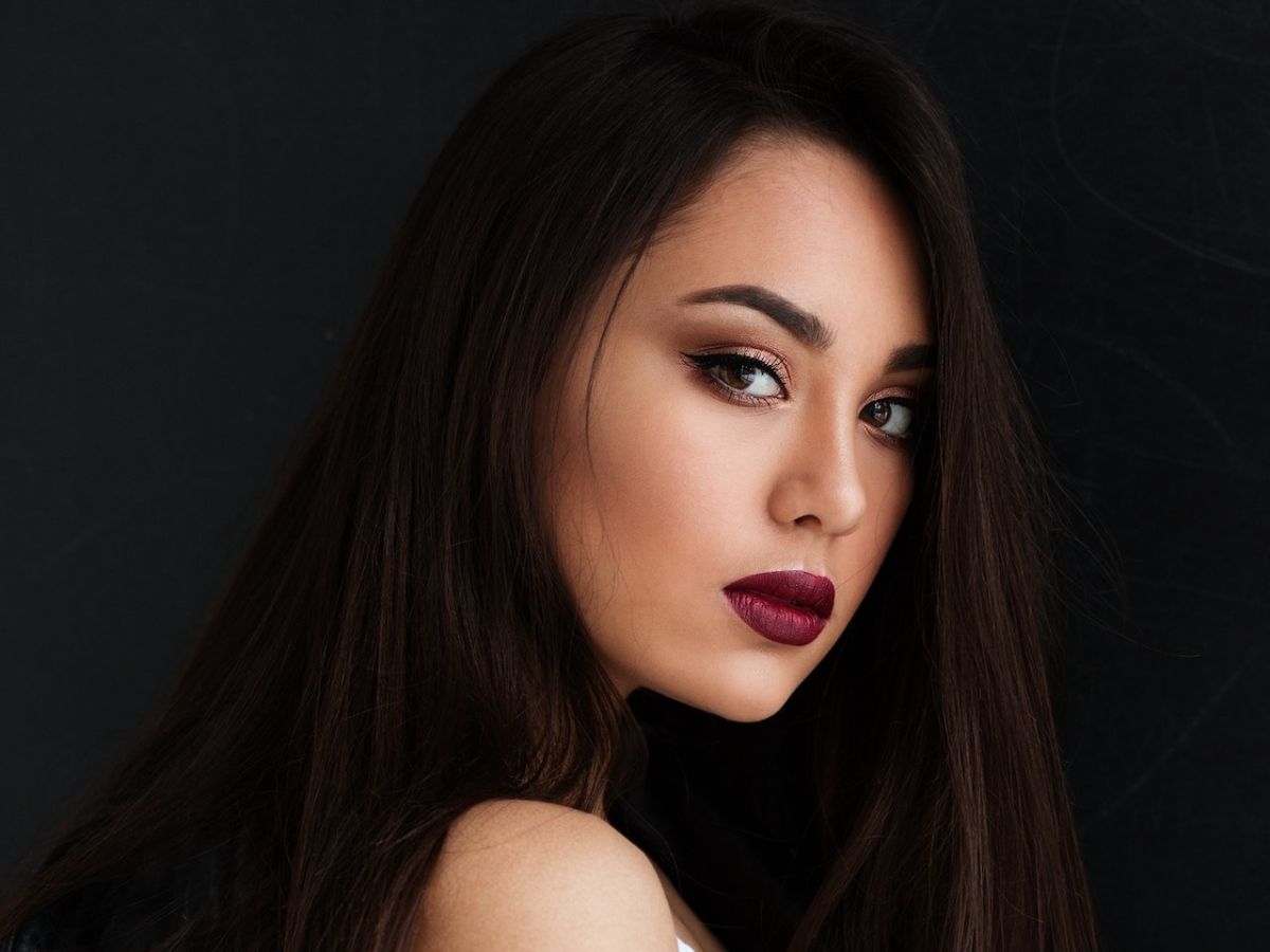 Bye Bye Makeup Cakey! Ini Tips Agar Makeup Terlihat Flawless