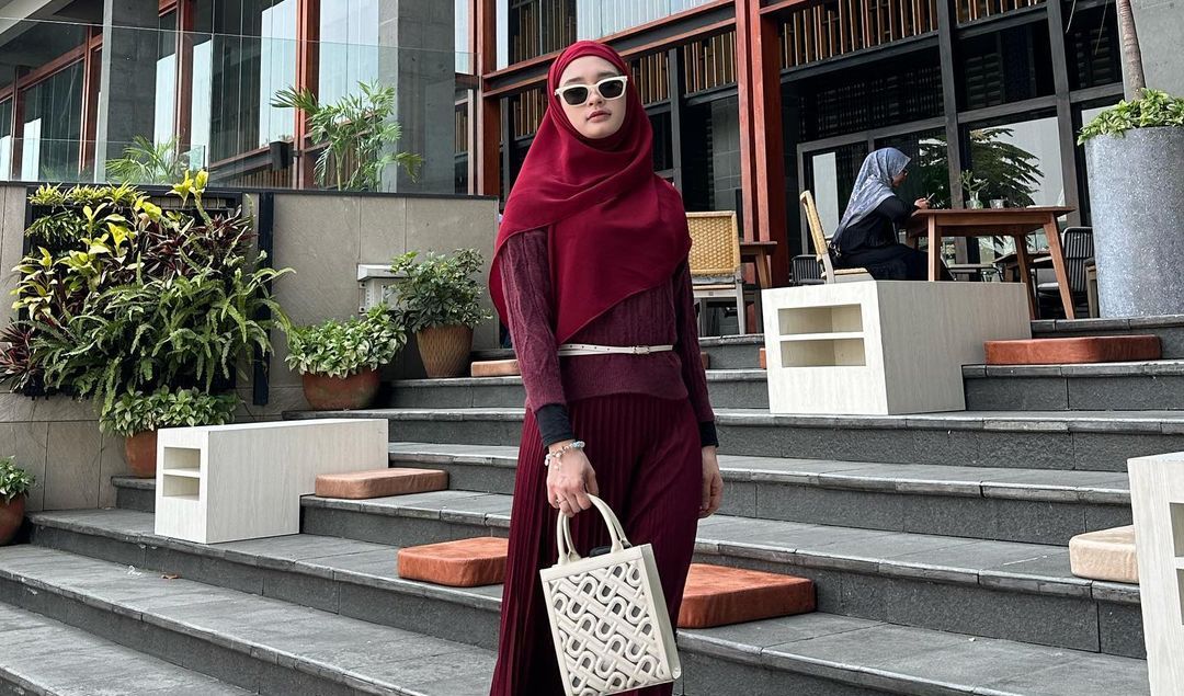 Pakai Hijab Berwarna Merah Terang