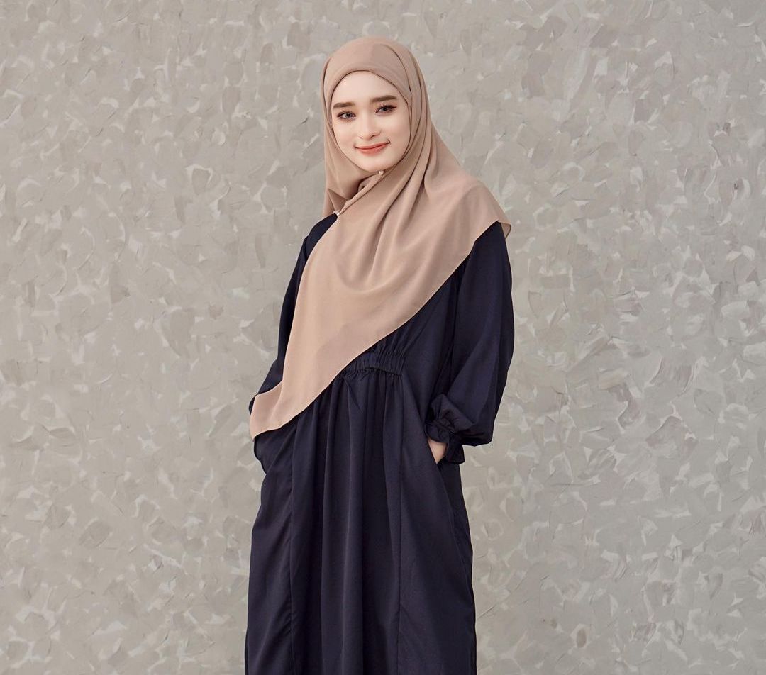 Potret Gaya Hijab Syar'i ala Inara Rusli yang Lagi Tren di Kalangan Hijabers