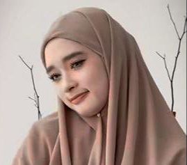 Potret Gaya Hijab Syar'i ala Inara Rusli yang Lagi Tren di Kalangan Hijabers