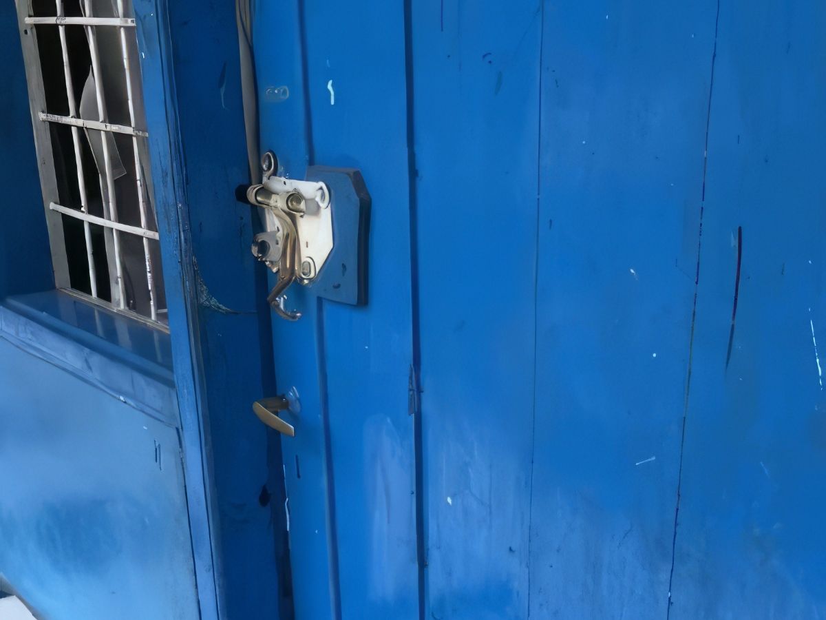 Curiga Kelas Sepi dan Pintu Tertutup Rapat, Pas Digerebek Langsung Terkejut dan Panik