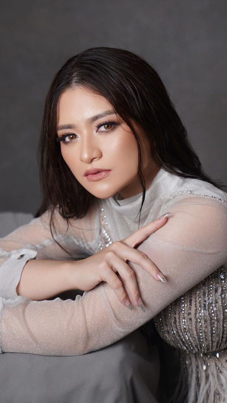 Potret Nathalie Holscher Pamer Gaya Poni Baru, Disebut Mirip Fuji