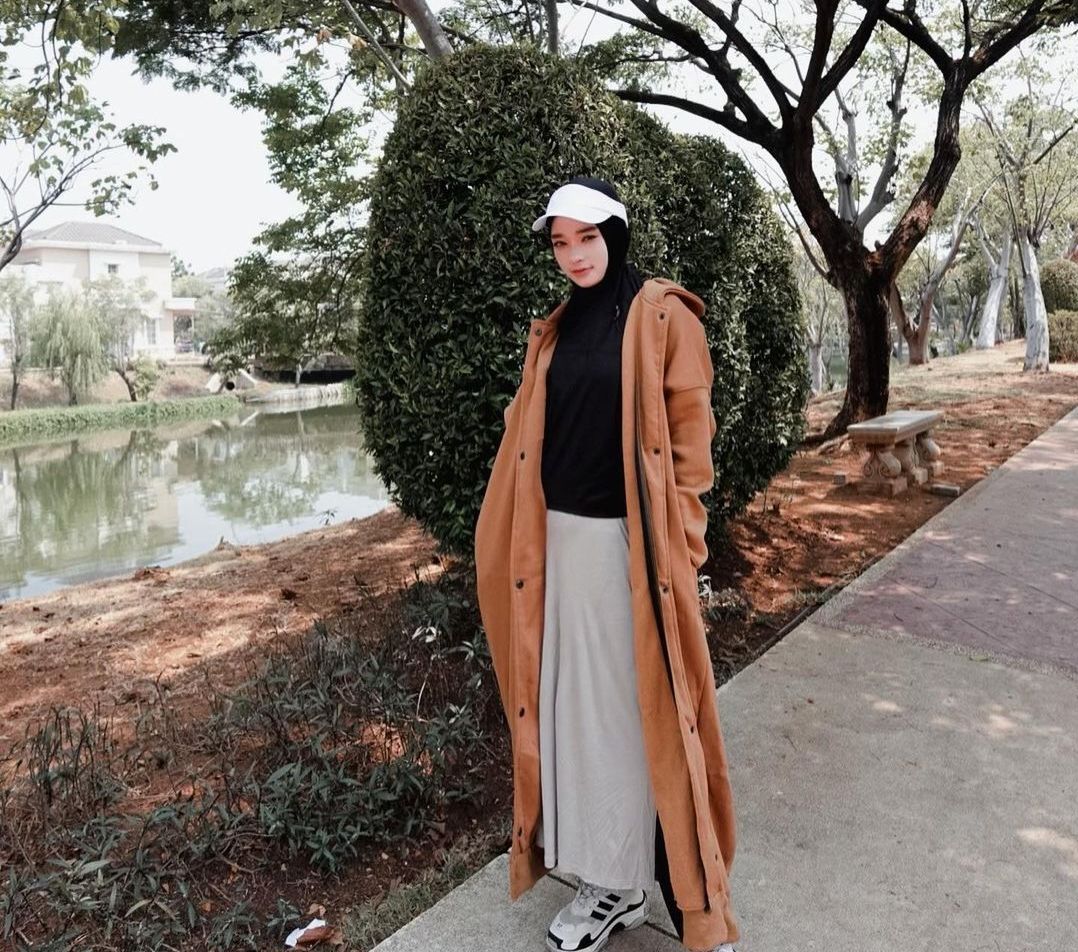 Potret Gaya Hijab Syar'i ala Inara Rusli yang Lagi Tren di Kalangan Hijabers
