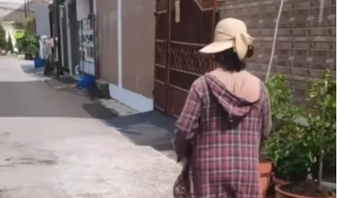 Nih saya tadi ditegur, katanya air cucian mobil enggak boleh lewatin jalan raya ini, kenapa Ci alasannya Ci?