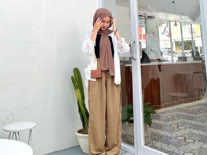 Inspirasi Outfit Black vs Beige, Biar Look Makin Stylish