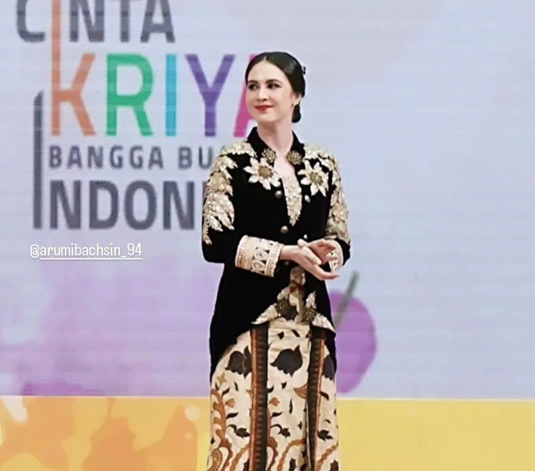 Potret Cantik Arumi Bachsin Tampil Mengenakan Batik Khas Pamekasan Penampilan Ibu Wagub 