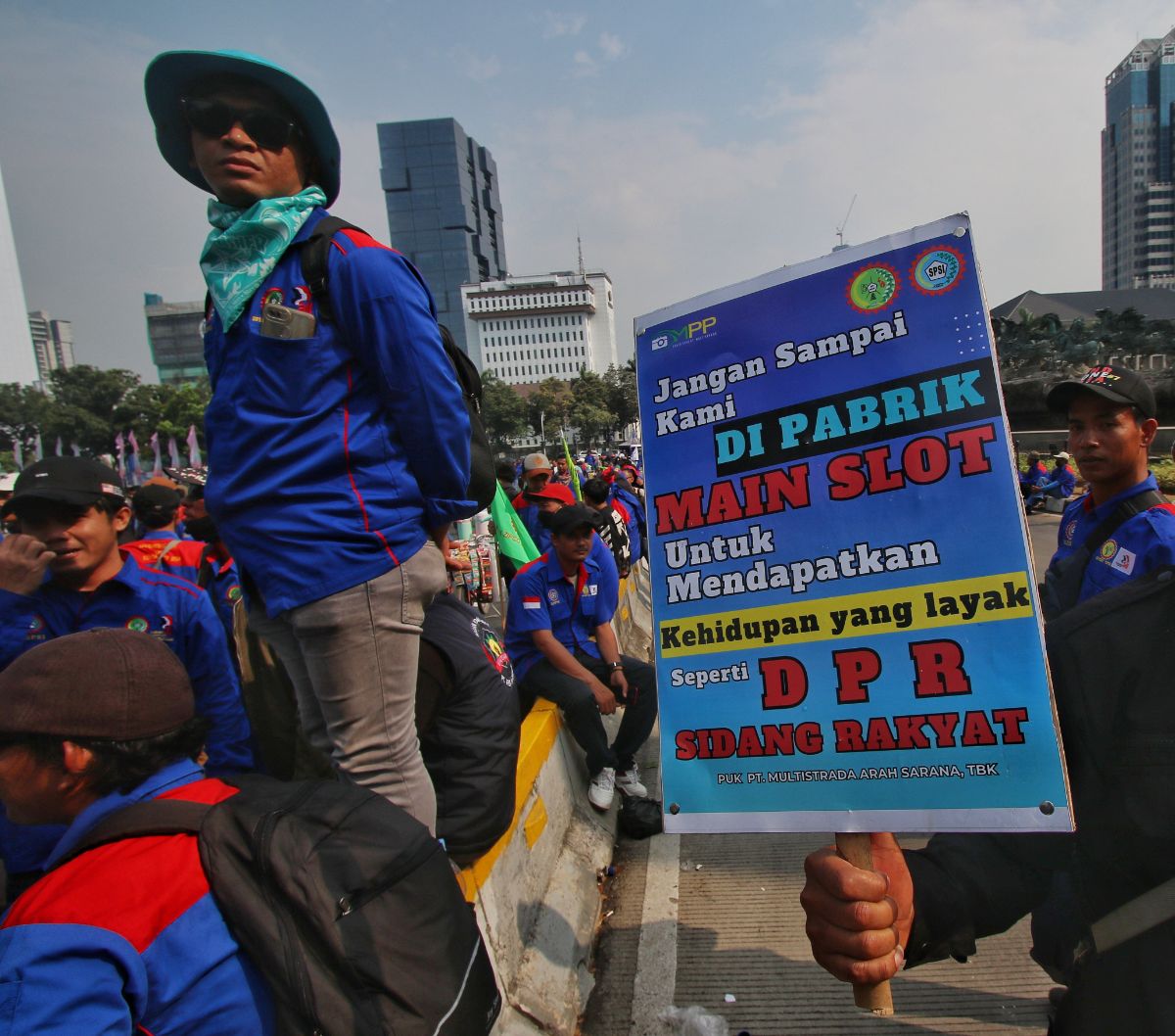 FOTO: Aksi Massa Buruh Menuntut Omnibus Law Cipta Kerja Dicabut Masih ...