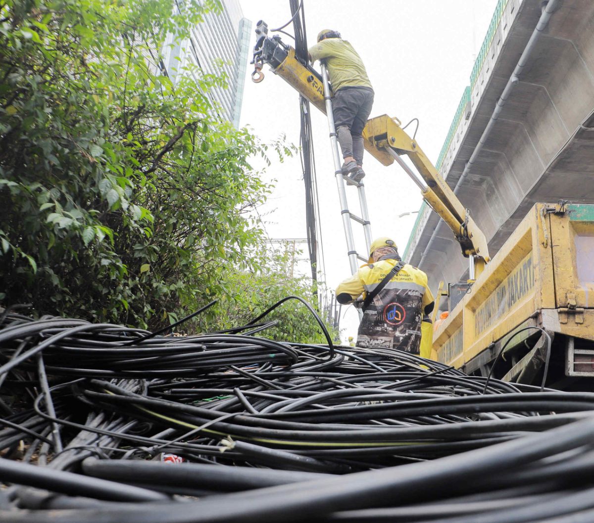 Sampah kabel fiber optik dan tiang-tiang yang telah dipotong ini nantinya akan disimpan di gudang Dinas Bina Marga. <br>