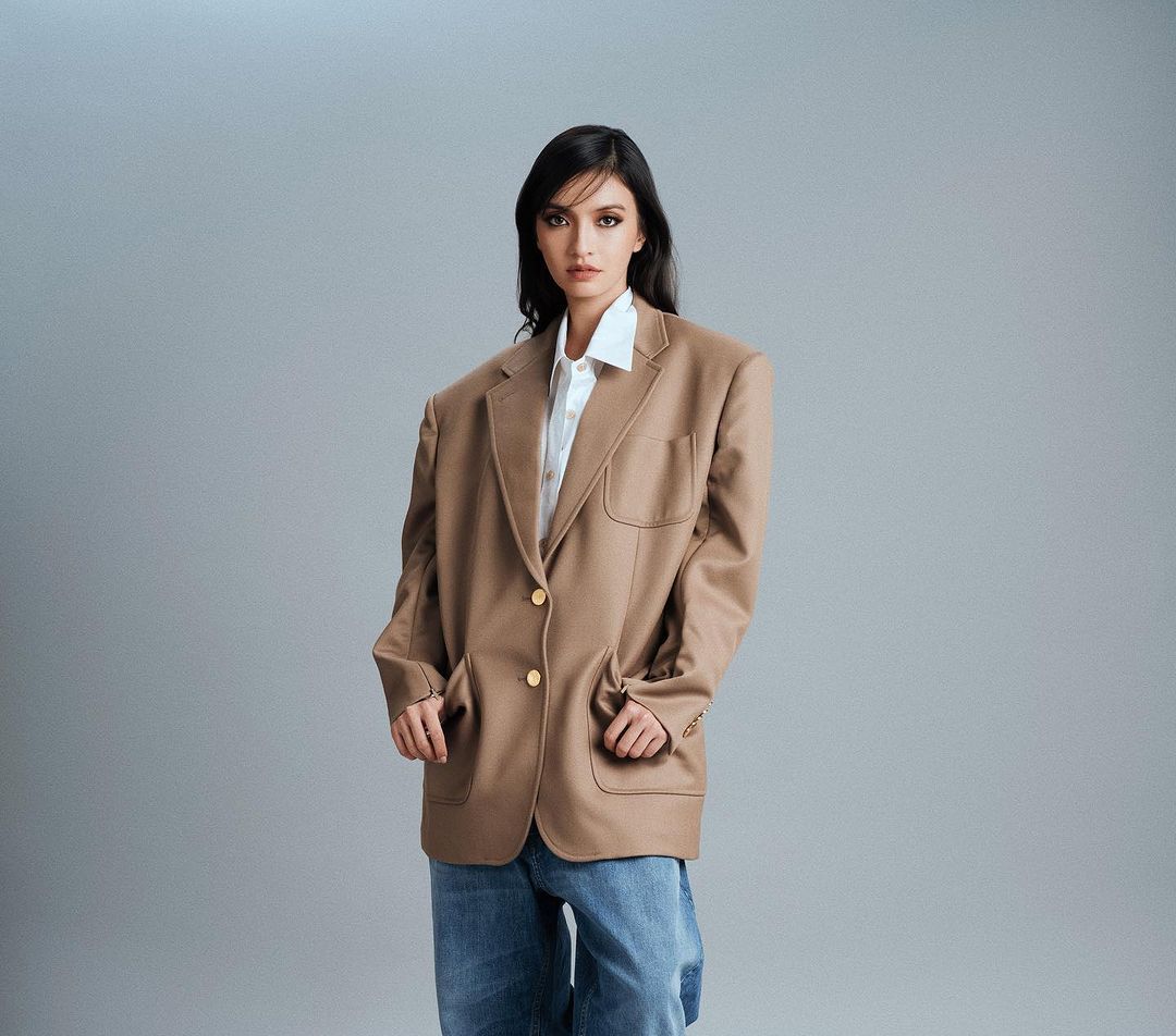 Style Unik Raline Shah dengan Blazer Oversize