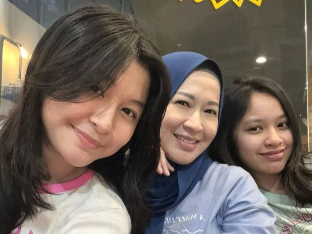 Mirip Bak Kakak Dibanding Ibu, 8 Foto Okie Agustina Bersama Kedua Putrinya