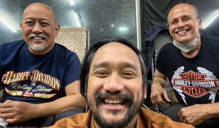 Barry Prima yang aktif di media sosial, sedikit mengobati kerinduan para fansnya. Sosoknya disebut sebagai 'legend'. Barry Prima mengunggah foto bersama Tora Sudiro dan Indro Warkop.<br>