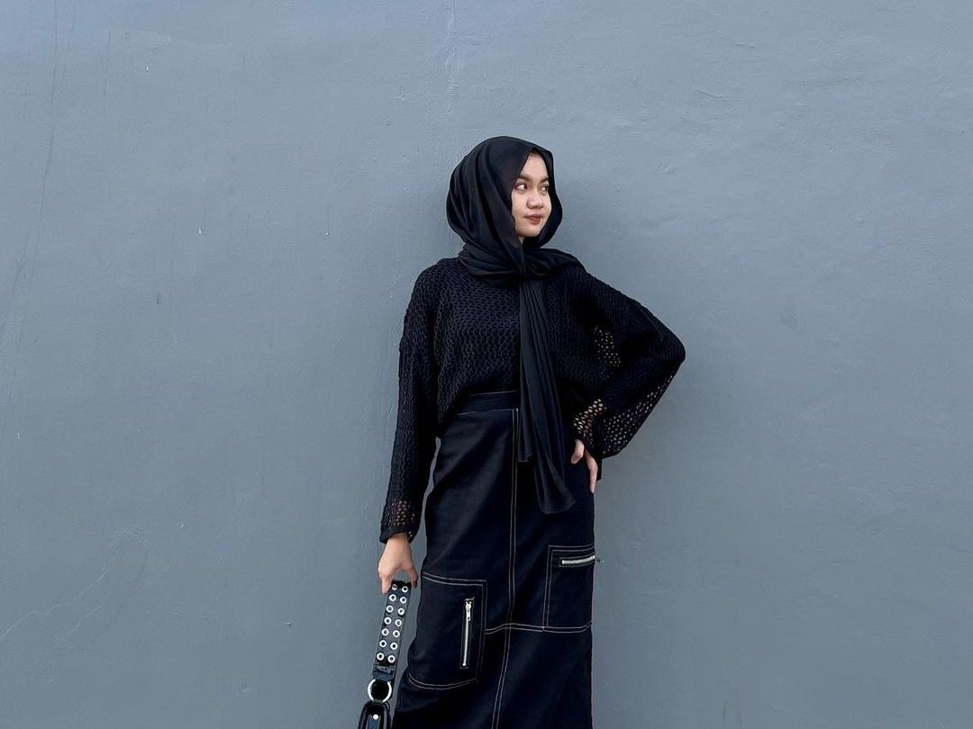 Inspirasi Outfit Black vs Beige, Biar Look Makin Stylish