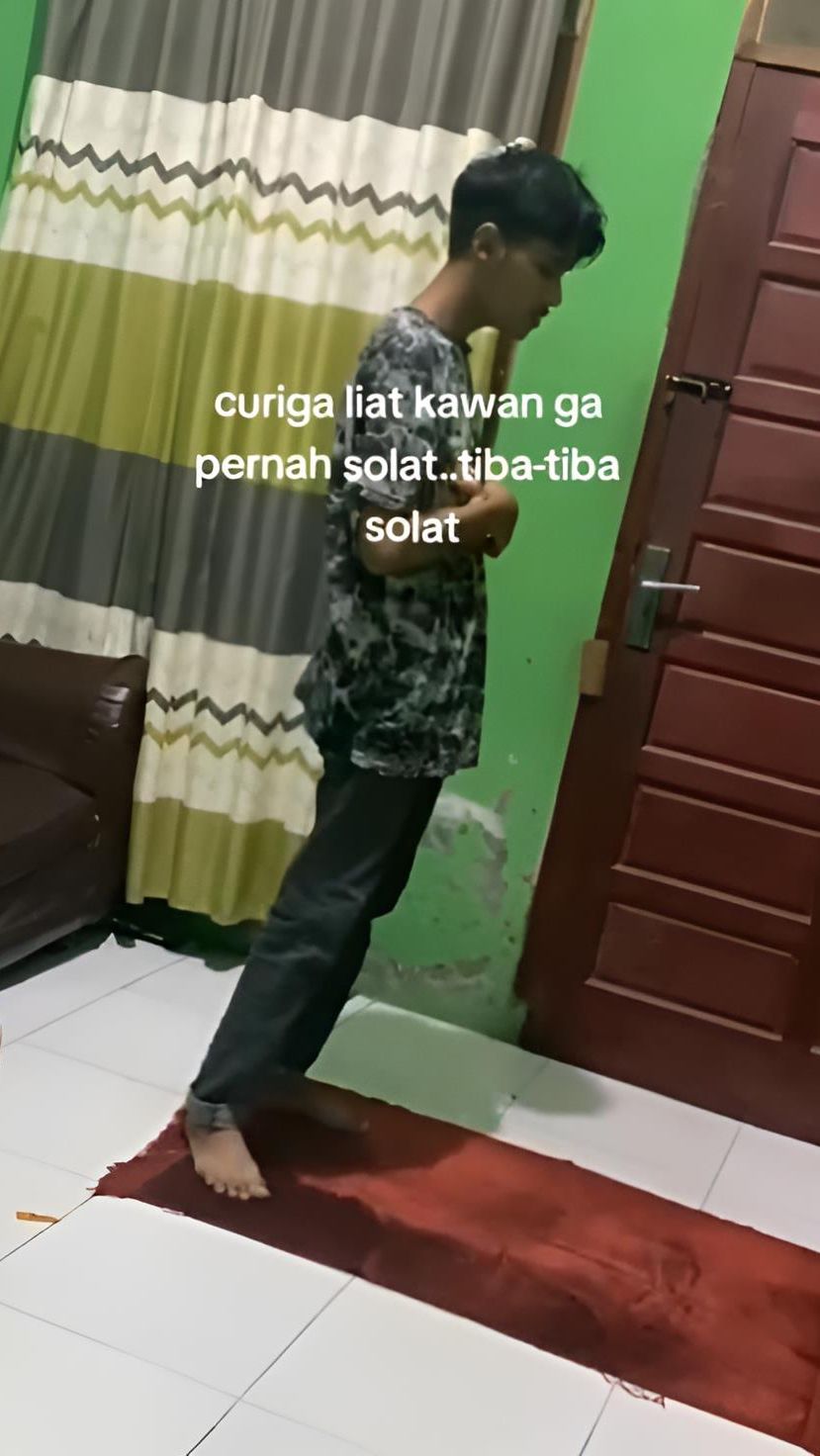 Sementara sahabatnya merekam aksi pemuda yang tampak khusyuk menjalankan sholat tersebut.