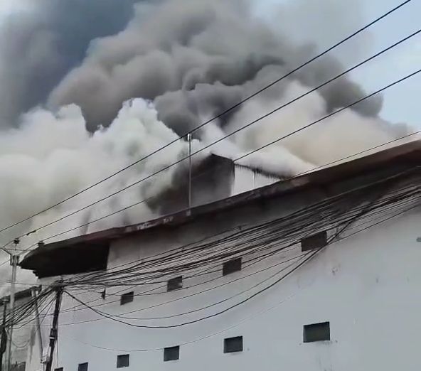 Pabrik di Jakarta Utara Terbakar, 100 Personel Damkar Dikerahkan