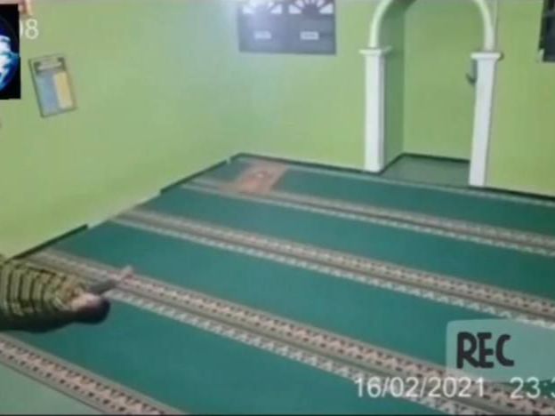 Rekaman CCTV Detik-Detik Pria Diseret Makhluk Tak Kasat Mata Saat Tidur di Mushola, Kebingungan Saat Sudah di Luar