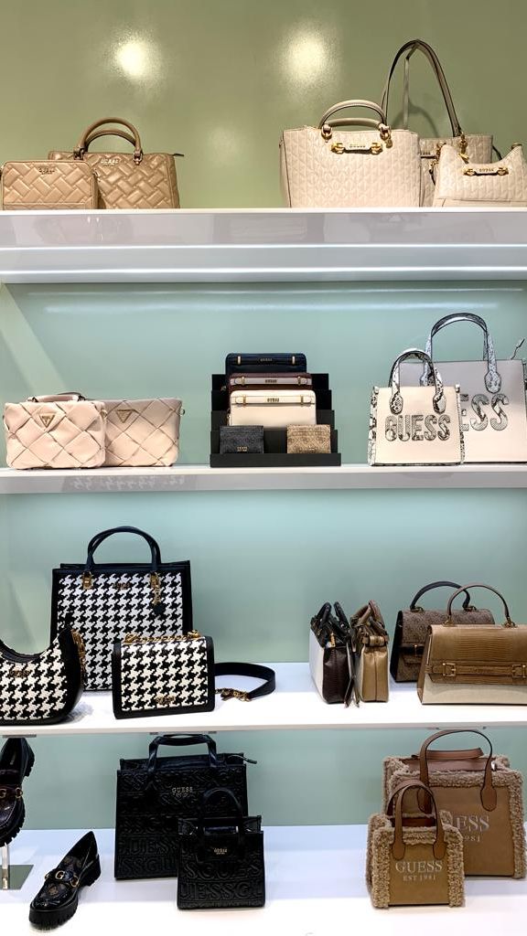 Kece Penuh Warna di Koleksi Musim Gugur Guess