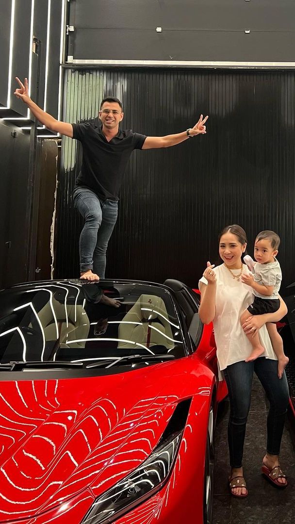 9 Potret Selebriti yang Punya Garasi dengan Koleksi Kendaraan Mahal, Salah Satunya Dilengkapi Lift