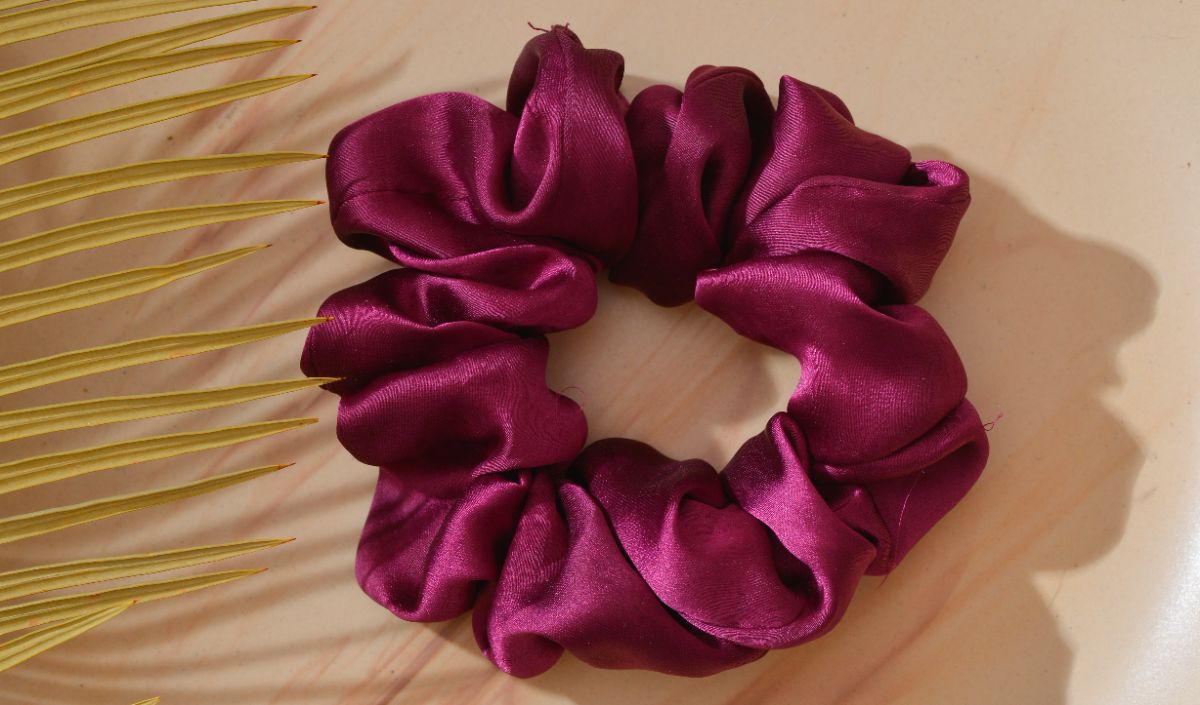<b>Gunakan scrunchie untuk mengikat rambut</b>